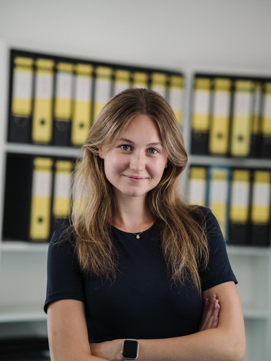 Milana Clauser, Kaufmännische und rechtliche Verwaltung bei der Hausverwaltung Clauser